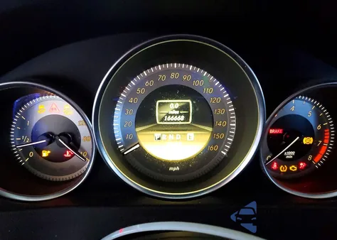 2012 Mercedes-Benz C 250 z USA, uszkodzony, nr VIN WDDGF4HB1CA619897